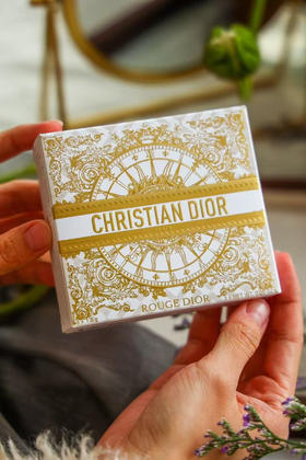 高定奢华礼盒，金色元素高级耐看【迪奥口红/中样唇膏礼盒】
旗舰店：¥433 热门色号：#999+#720+#200 

特价💰258包邮