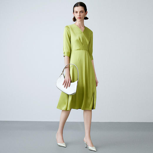 EITIE爱特爱春季新款通勤纯色气质V领连衣裙7707421 商品图1