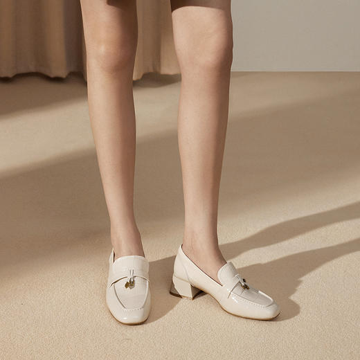 千百度压纹牛皮乐福鞋女款粗跟经典通勤上班小皮鞋A25145911 商品图2