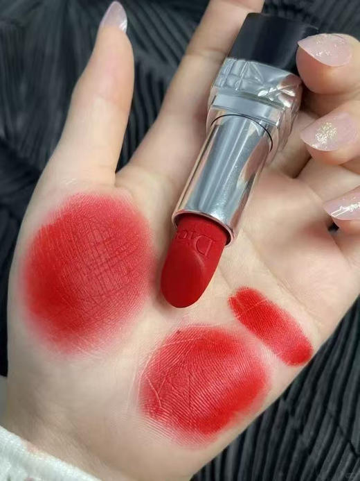 高定奢华礼盒，金色元素高级耐看【迪奥口红/中样唇膏礼盒】
旗舰店：¥433 热门色号：#999+#720+#200 

特价💰258包邮 商品图3