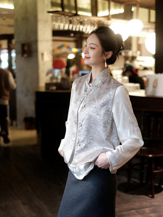 盛唐牡丹 |葭灰真丝宋锦对襟马甲 商品图1