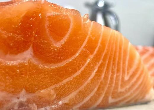 【同城发货+10元】丨团购·年货节·挪威空运冰鲜三文鱼【真空包装】【18斤大鱼现场分割】 三文鱼肉段 158元约450g丨鱼腩边/整根鱼骨鱼尾/鱼头每份30元丨发货日期：2025年1月22日（小年夜） 商品图6