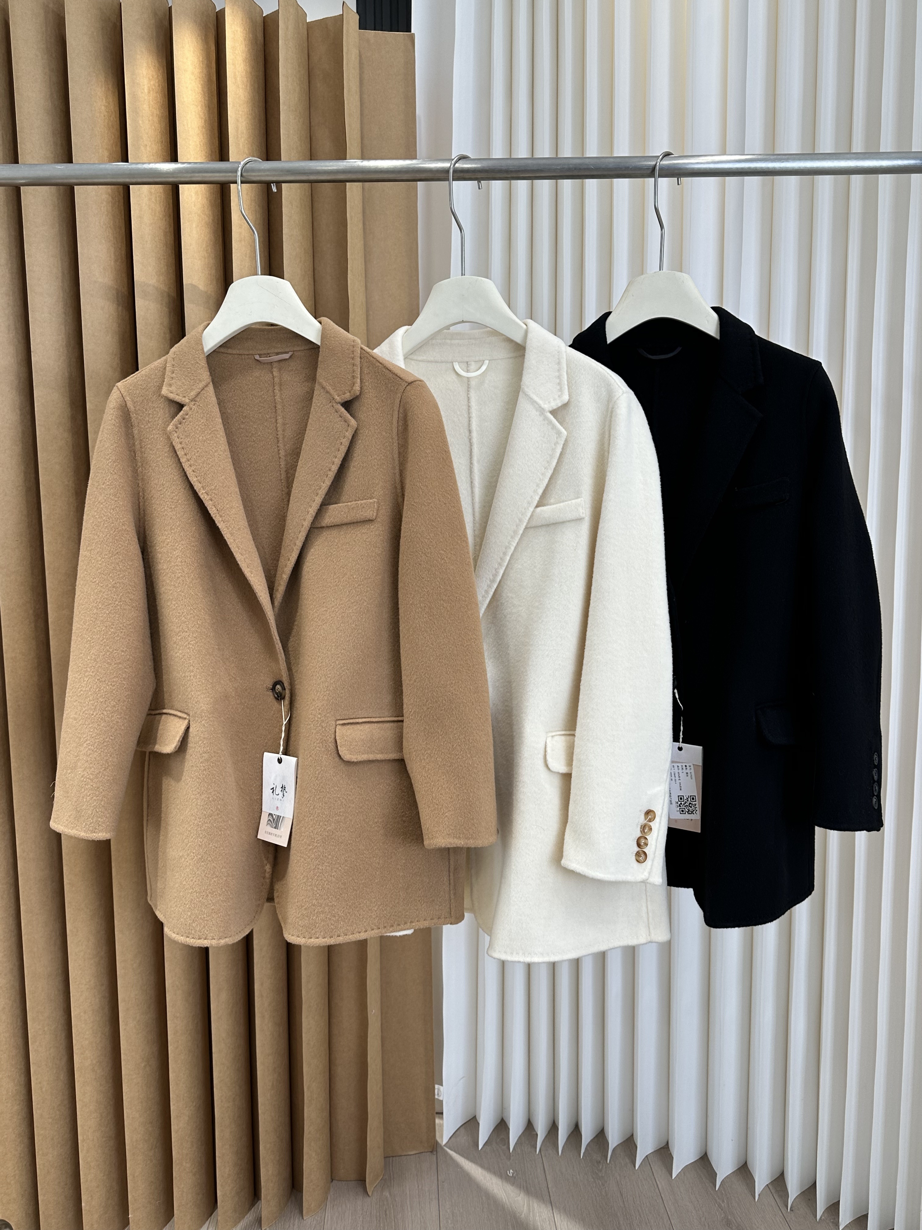 80%羊毛+20%羊绒❗️M*xM*ra同款💰6000+ 一折购！【双面呢短款羊毛西装外套】纯手工缝制羊毛大衣✅保暖舒适！贴身穿不扎人，手感超软糯！短款超百搭！穿十年都不会过时的款