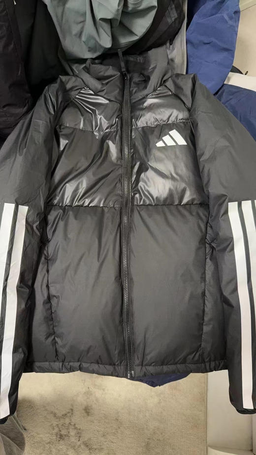 最新款阿迪达斯羽绒服，纯正品
支持全平台，任意鉴定， 100％纯正品
主打一个极致性价比
特别方便好穿，立领羽绒服精神利落 商品图2