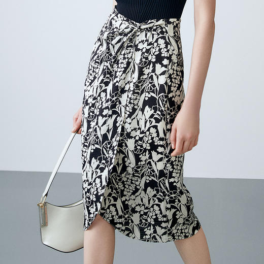 EITIE爱特爱夏季新款简约大方不规则裙摆印花半身裙7706408 商品图3