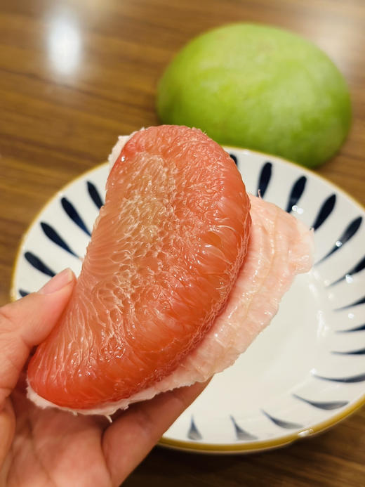 泰国红宝石红柚 拨开果肉，细致柔嫩、晶莹剔透🌺😘尝一口，极其嫩滑多汁，味道甜香浓郁！一个约1.6斤 商品图1