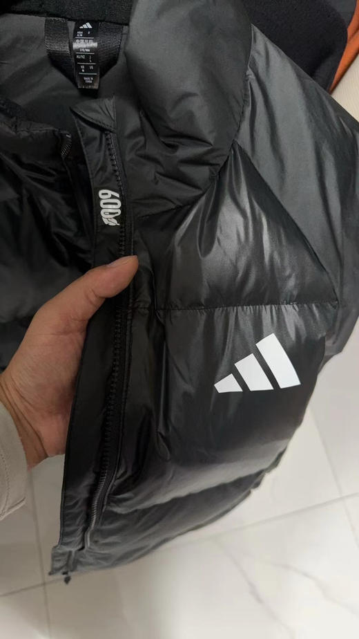 最新款阿迪达斯羽绒服，纯正品
支持全平台，任意鉴定， 100％纯正品
主打一个极致性价比
特别方便好穿，立领羽绒服精神利落 商品图3