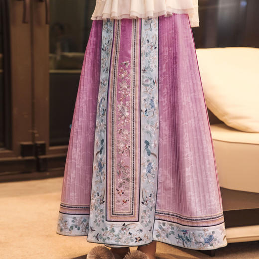 【林栖设计小店】真丝杭缎改良马面裙2025春季新品新中式盘扣绣花粉半身裙女1951053 商品图5