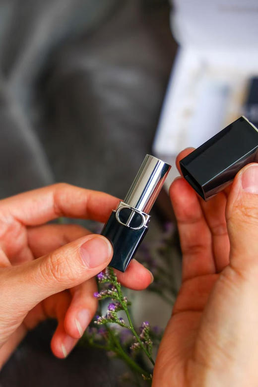 高定奢华礼盒，金色元素高级耐看【迪奥口红/中样唇膏礼盒】
旗舰店：¥433 热门色号：#999+#720+#200 

特价💰258包邮 商品图6