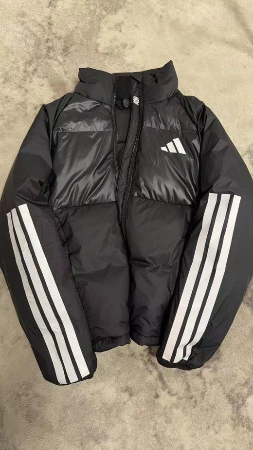 最新款阿迪达斯羽绒服，纯正品
支持全平台，任意鉴定， 100％纯正品
主打一个极致性价比
特别方便好穿，立领羽绒服精神利落 商品图0