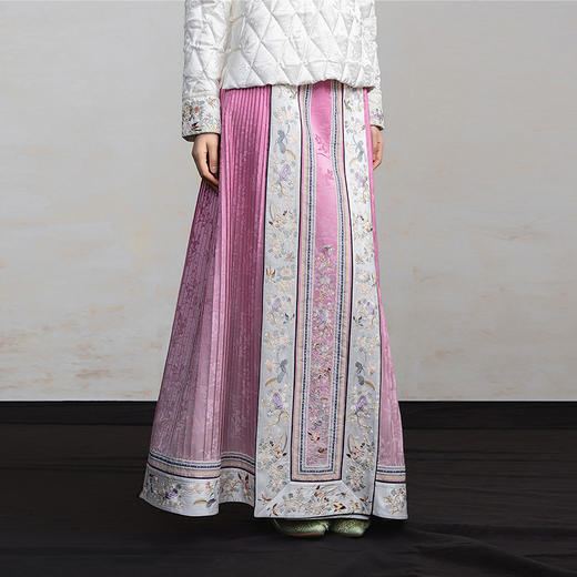 【林栖设计小店】真丝杭缎改良马面裙2025春季新品新中式盘扣绣花粉半身裙女1951053 商品图0