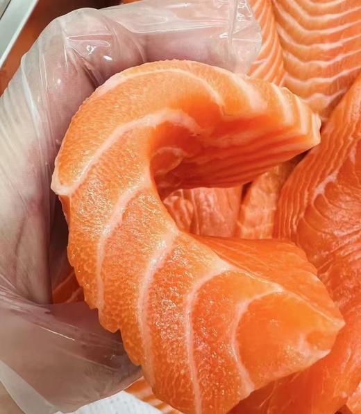 【同城发货+10元】丨团购·年货节·挪威空运冰鲜三文鱼【真空包装】【18斤大鱼现场分割】 三文鱼肉段 158元约450g丨鱼腩边/整根鱼骨鱼尾/鱼头每份30元丨发货日期：2025年1月22日（小年夜） 商品图0