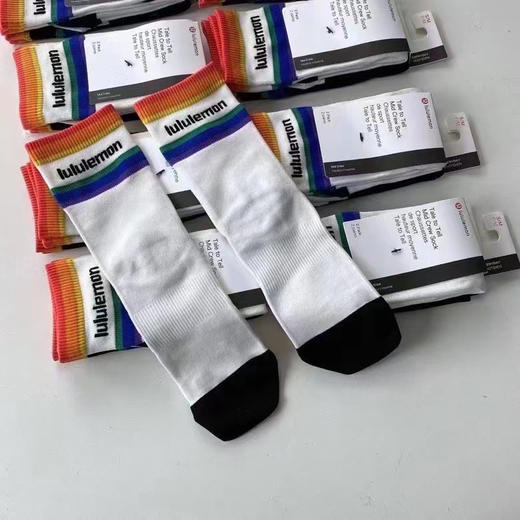 正品Lululemon女款彩虹袜来啦！！官网售价220块/一卡 吊牌价28＄ 一卡两双 一黑一白 均码36-40 商品图3
