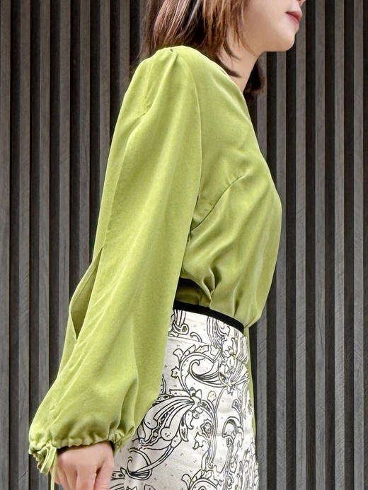 TYNVIE 开衩袖V领真丝衬衫-梨绿色 商品图3
