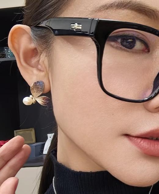 阮仕翩翩系列 S925银淡水珍珠耳饰 7.5-8mm ES24035PPD 商品图4