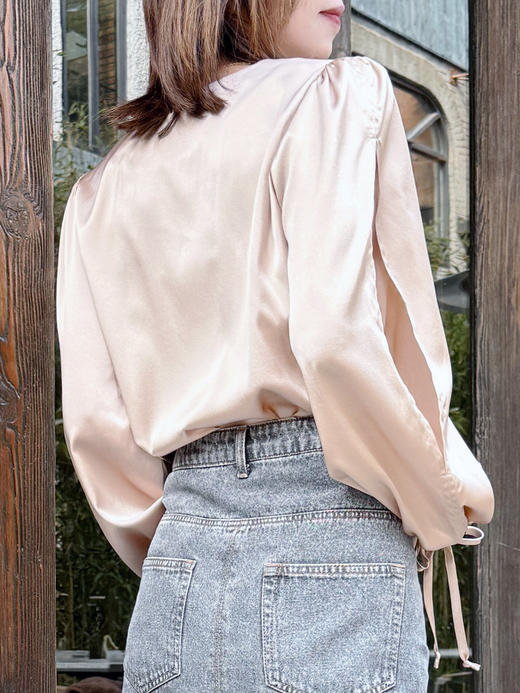 TYNVIE 开衩袖V领真丝衬衫-浅米色 商品图5