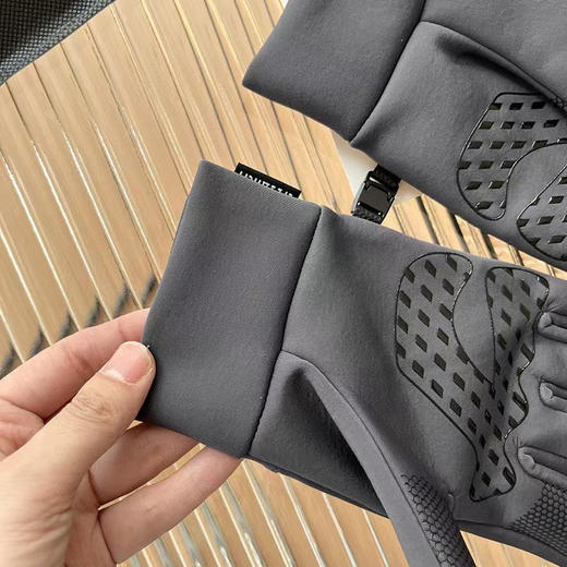 正品猛犸象骑行滑雪保暖手套，加绒防水材质。

颜色：黑色，灰色
尺寸：M -L
材质：进口SBR潜水布

注意:男士手戴L码，女士手戴M码。

官网240 商品图10