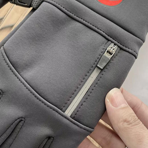 正品猛犸象骑行滑雪保暖手套，加绒防水材质。

颜色：黑色，灰色
尺寸：M -L
材质：进口SBR潜水布

注意:男士手戴L码，女士手戴M码。

官网240 商品图7