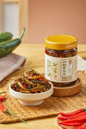 【佐餐美食 | 胡外婆剁椒黄瓜皮238g*2瓶】湖南地道下饭菜配料表干净，精选嫩黄瓜足日晾晒，独家酱料手工拌制，口感香脆可口咸度适中，拌饭/拌面/拌粉/夹馒头/配粥，百搭好吃