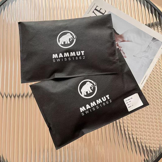 正品猛犸象骑行滑雪保暖手套，加绒防水材质。

颜色：黑色，灰色
尺寸：M -L
材质：进口SBR潜水布

注意:男士手戴L码，女士手戴M码。

官网240 商品图3