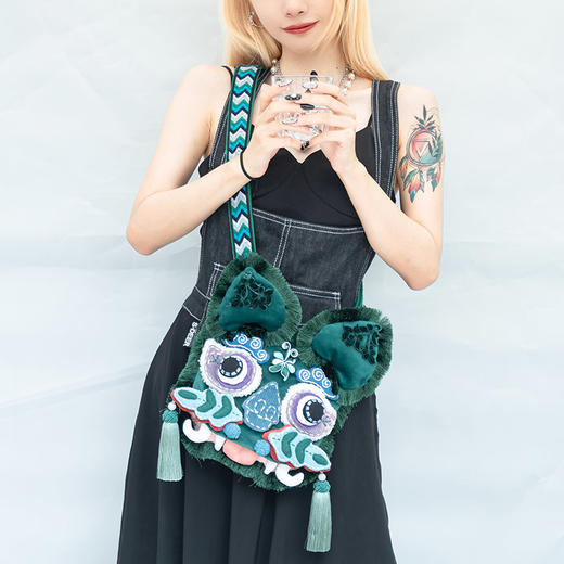 【1.21-2.6停发】芽小七原创手作国潮系列虎头情侣斜挎包手工放手机包包龙年醒狮帽 商品图3