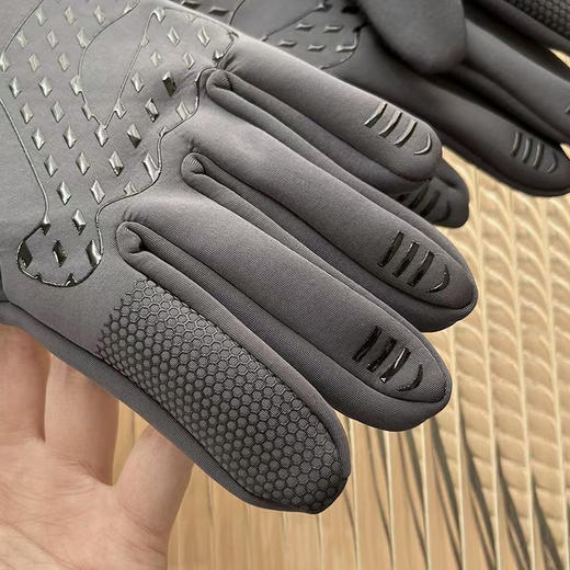 正品猛犸象骑行滑雪保暖手套，加绒防水材质。

颜色：黑色，灰色
尺寸：M -L
材质：进口SBR潜水布

注意:男士手戴L码，女士手戴M码。

官网240 商品图9