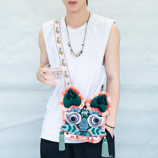 【1.21-2.6停发】芽小七原创手作国潮系列虎头情侣斜挎包手工放手机包包龙年醒狮帽 商品图2