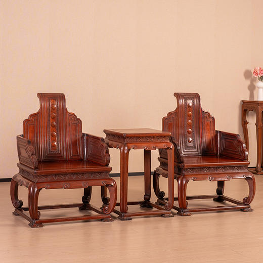 二十世纪 红木嵌瘿木书卷式搭脑云纹宝座式扶手椅（两椅一几） 商品图0