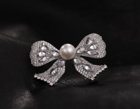 阮仕蝴蝶结系列  合金 淡水珍珠胸针 9-9.5mm 扁圆    BHG14026HDJWD