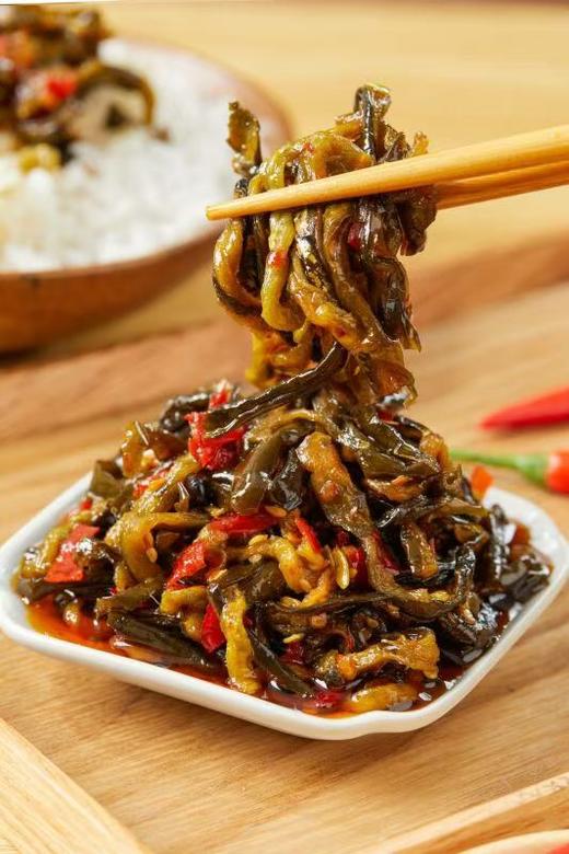 【佐餐美食 | 胡外婆剁椒黄瓜皮238g*2瓶】湖南地道下饭菜配料表干净，精选嫩黄瓜足日晾晒，独家酱料手工拌制，口感香脆可口咸度适中，拌饭/拌面/拌粉/夹馒头/配粥，百搭好吃 商品图2