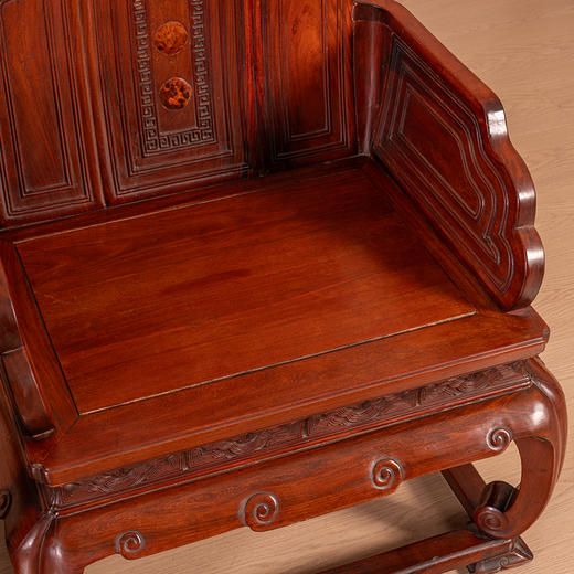 二十世纪 红木嵌瘿木书卷式搭脑云纹宝座式扶手椅（两椅一几） 商品图3