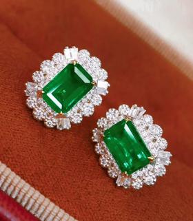 1.88ct刻面祖母绿耳钉
