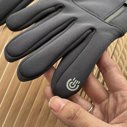 正品猛犸象骑行滑雪保暖手套，加绒防水材质。

颜色：黑色，灰色
尺寸：M -L
材质：进口SBR潜水布

注意:男士手戴L码，女士手戴M码。

官网240 商品图8