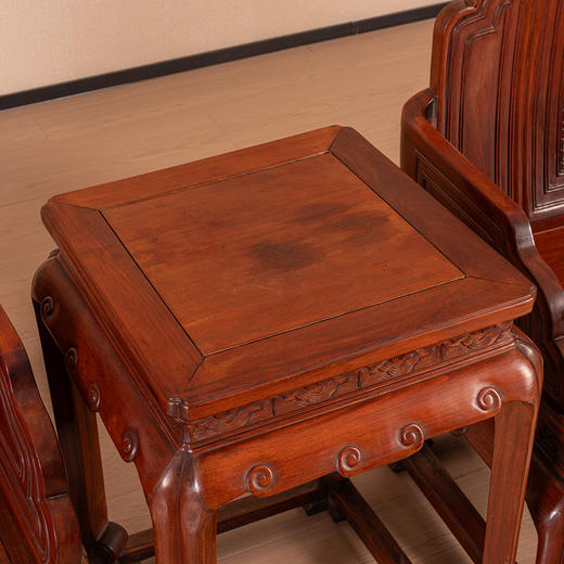 二十世纪 红木嵌瘿木书卷式搭脑云纹宝座式扶手椅（两椅一几） 商品图2