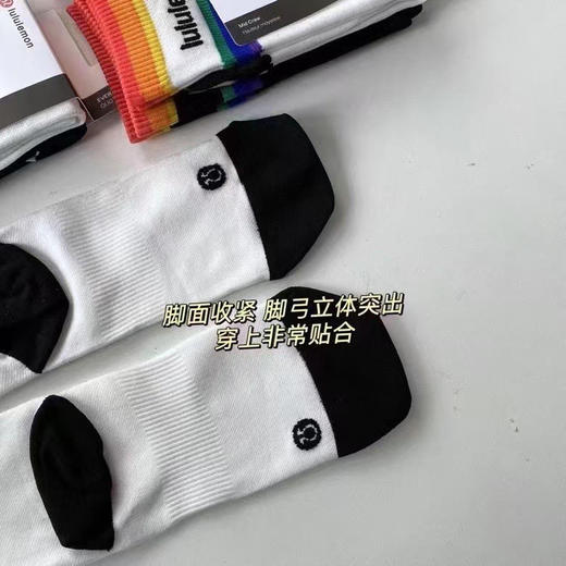正品Lululemon女款彩虹袜来啦！！官网售价220块/一卡 吊牌价28＄ 一卡两双 一黑一白 均码36-40 商品图5