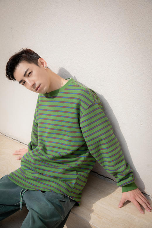 W512564290条纹圆领卫衣 商品图0