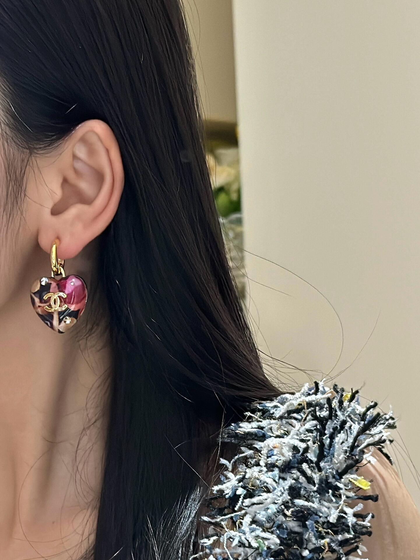 香奈儿CHANEL  24P秀款 彩色桃心耳环  复古波普风格 极具艺术感与视觉冲击 搭配圆润爱心真的很vintage很时髦 谁戴谁好看☑️甜妹辣妹白富美必备