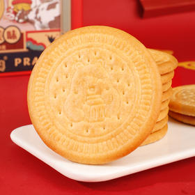 【美味饼干丨鲜乳大饼600g/盒*2】精选优质小麦粉，经过重重烘烤，口味丰富，吃起来酥脆可口，奶香浓郁，包装大气好看，开袋即食既方便又美味，老少皆宜
