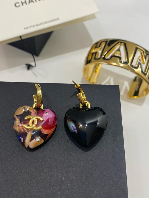 香奈儿CHANEL  24P秀款 彩色桃心耳环  复古波普风格 极具艺术感与视觉冲击 搭配圆润爱心真的很vintage很时髦 谁戴谁好看☑️甜妹辣妹白富美必备 商品图3