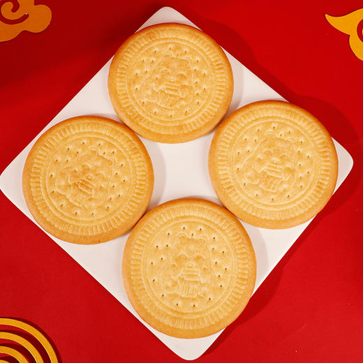 【美味饼干丨鲜乳大饼600g/盒*2】精选优质小麦粉，经过重重烘烤，口味丰富，吃起来酥脆可口，奶香浓郁，包装大气好看，开袋即食既方便又美味，老少皆宜 商品图9