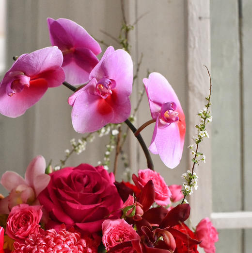 《万事兴隆》蝴蝶兰牡丹菊弗洛伊德奶油桃子新年手提花篮 商品图3