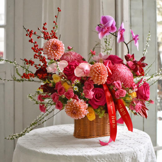 《万事兴隆》蝴蝶兰牡丹菊弗洛伊德奶油桃子新年手提花篮 商品图0