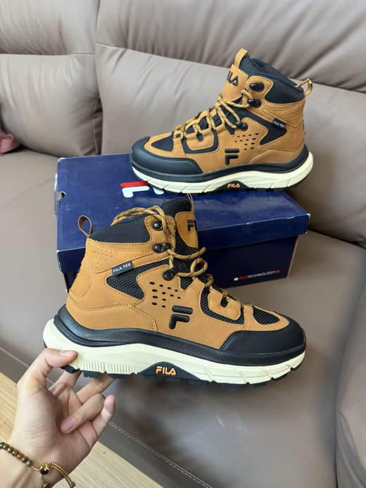 外贸正品FILA户外鞋，登山鞋。内里全防水！超级牛逼的货！正品！！

颜色：黑色44 棕色43 44 45 46

原价89.9欧，现断码特价 商品图4