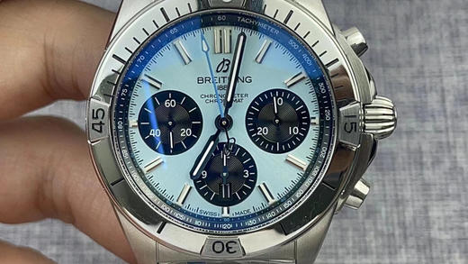 【硬核钢king】『冰蓝盘面』NOOB official➕完美无破绽新品百年灵Chronomat，备受关注的蝴蝶扣辊珠精钢表链因其类似“子弹”的外形被称为“子弹链”。 商品图1