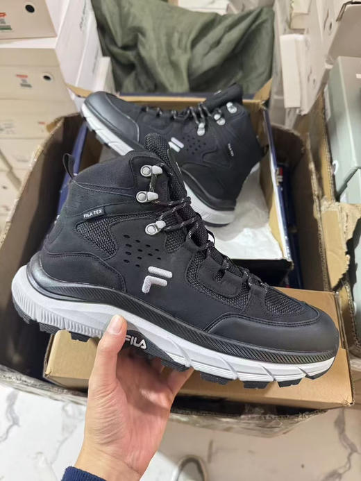 外贸正品FILA户外鞋，登山鞋。内里全防水！超级牛逼的货！正品！！

颜色：黑色44 棕色43 44 45 46

原价89.9欧，现断码特价 商品图1