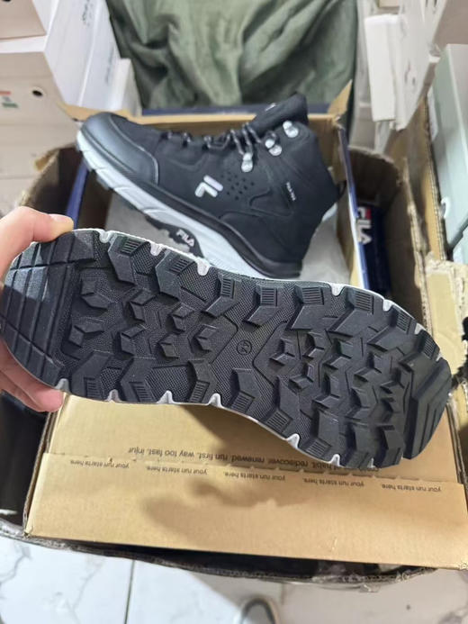 外贸正品FILA户外鞋，登山鞋。内里全防水！超级牛逼的货！正品！！

颜色：黑色44 棕色43 44 45 46

原价89.9欧，现断码特价 商品图10