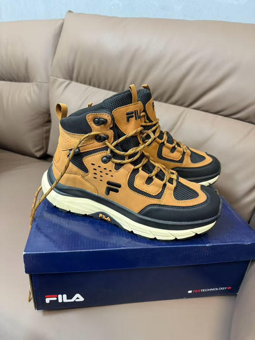外贸正品FILA户外鞋，登山鞋。内里全防水！超级牛逼的货！正品！！

颜色：黑色44 棕色43 44 45 46

原价89.9欧，现断码特价 商品图3