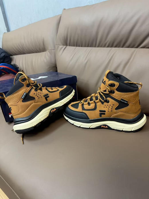 外贸正品FILA户外鞋，登山鞋。内里全防水！超级牛逼的货！正品！！

颜色：黑色44 棕色43 44 45 46

原价89.9欧，现断码特价 商品图5