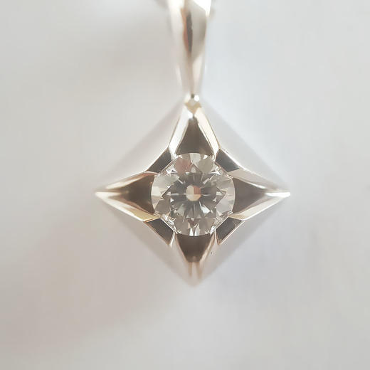 【周大福】AU750白金时尚经典款0.193克拉钻石吊坠项链050125NJM04 现售价：2480 商品图2