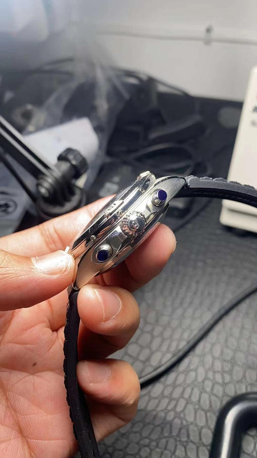 【硬核钢king】『冰蓝盘面』NOOB official➕完美无破绽新品百年灵Chronomat，备受关注的蝴蝶扣辊珠精钢表链因其类似“子弹”的外形被称为“子弹链”。 商品图6